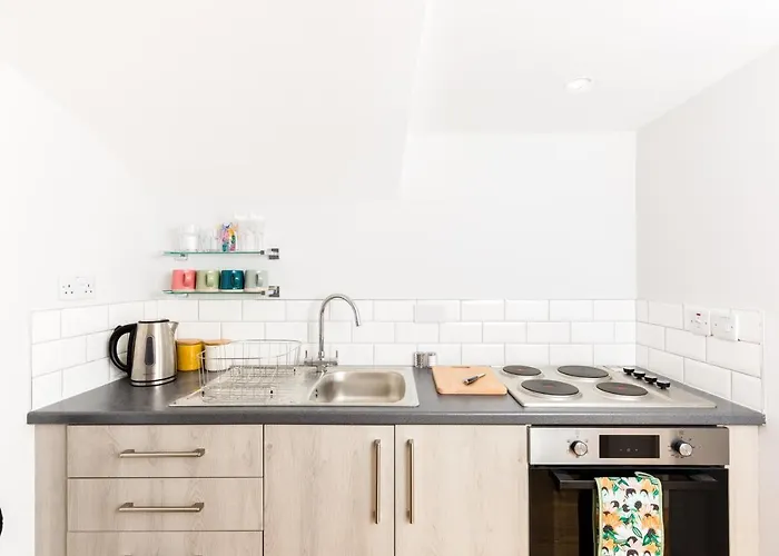 Boutique Basement 1 Bed Flat, Central Location, Free Parking, Wi-Fi, Sky, Netflix