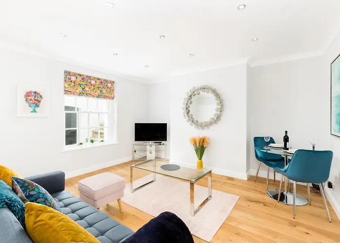 Boutique Basement 1 Bed Flat, Central Location, Free Parking, Wi-Fi, Sky, Netflix