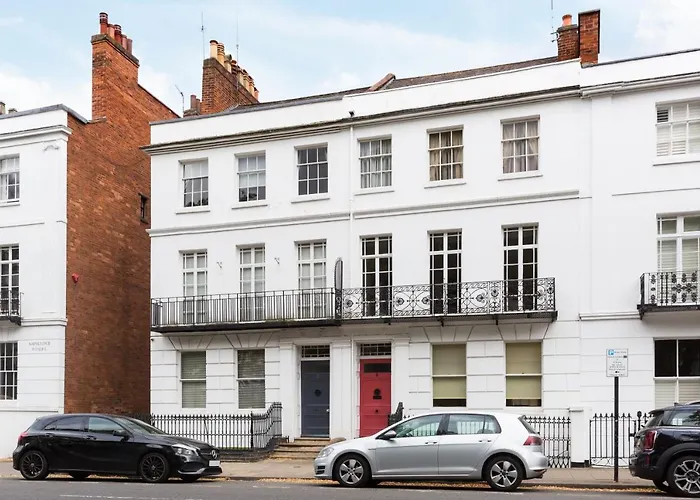 Boutique Basement 1 Bed Flat, Central Location, Free Parking, Wi-Fi, Sky, Netflix