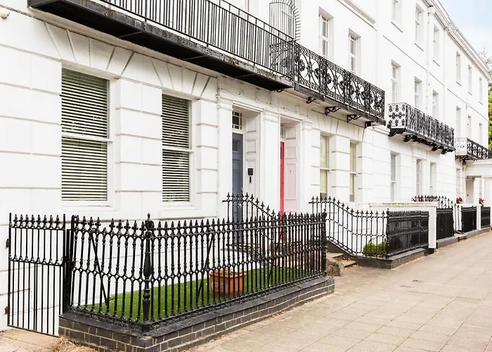 Boutique Basement 1 Bed Flat, Central Location, Free Parking, Wi-Fi, Sky, Netflix