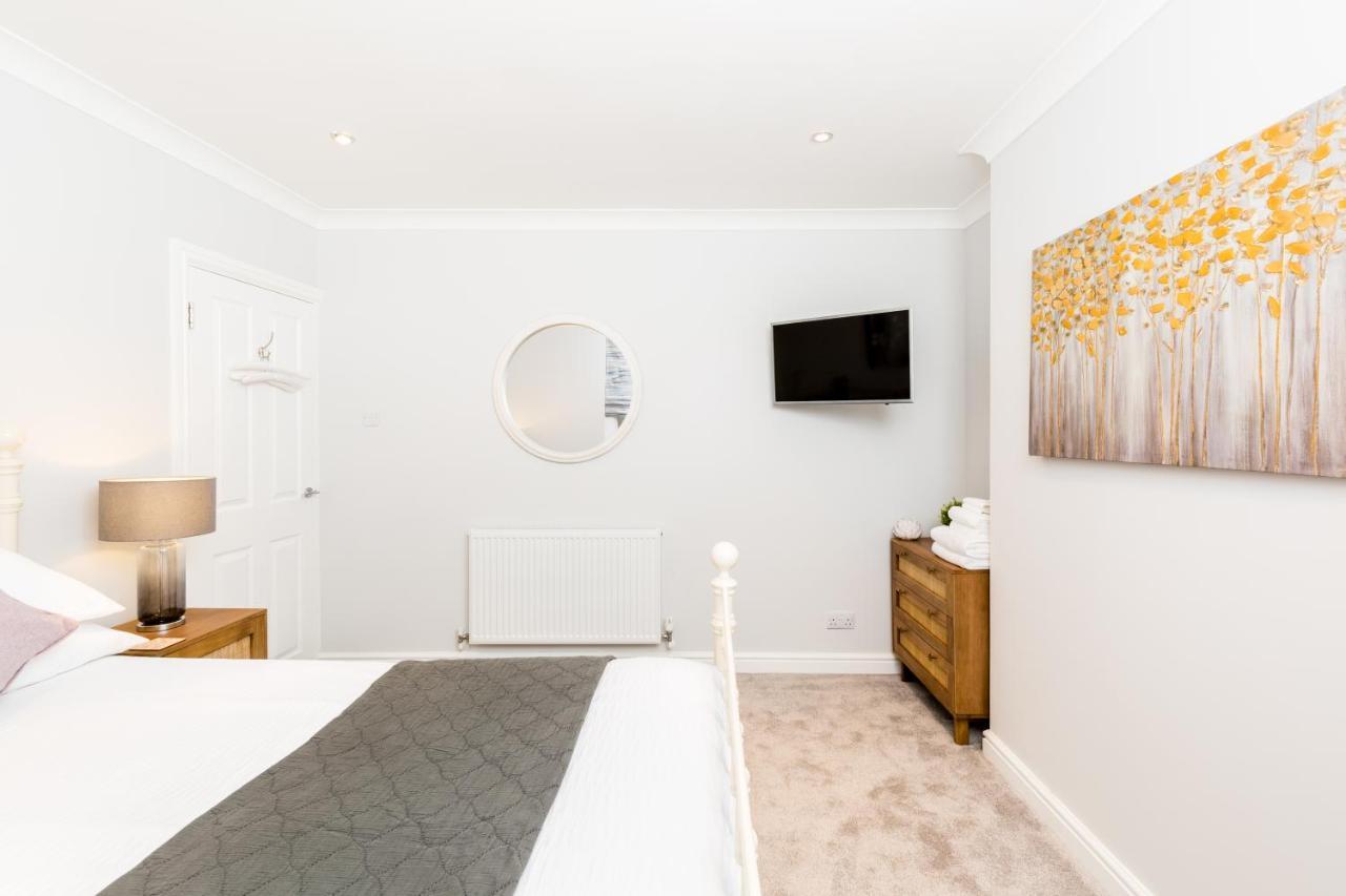 Boutique Basement 1 Bed Flat, Location, Free Parking, Wi-fi, Sky, Netflix