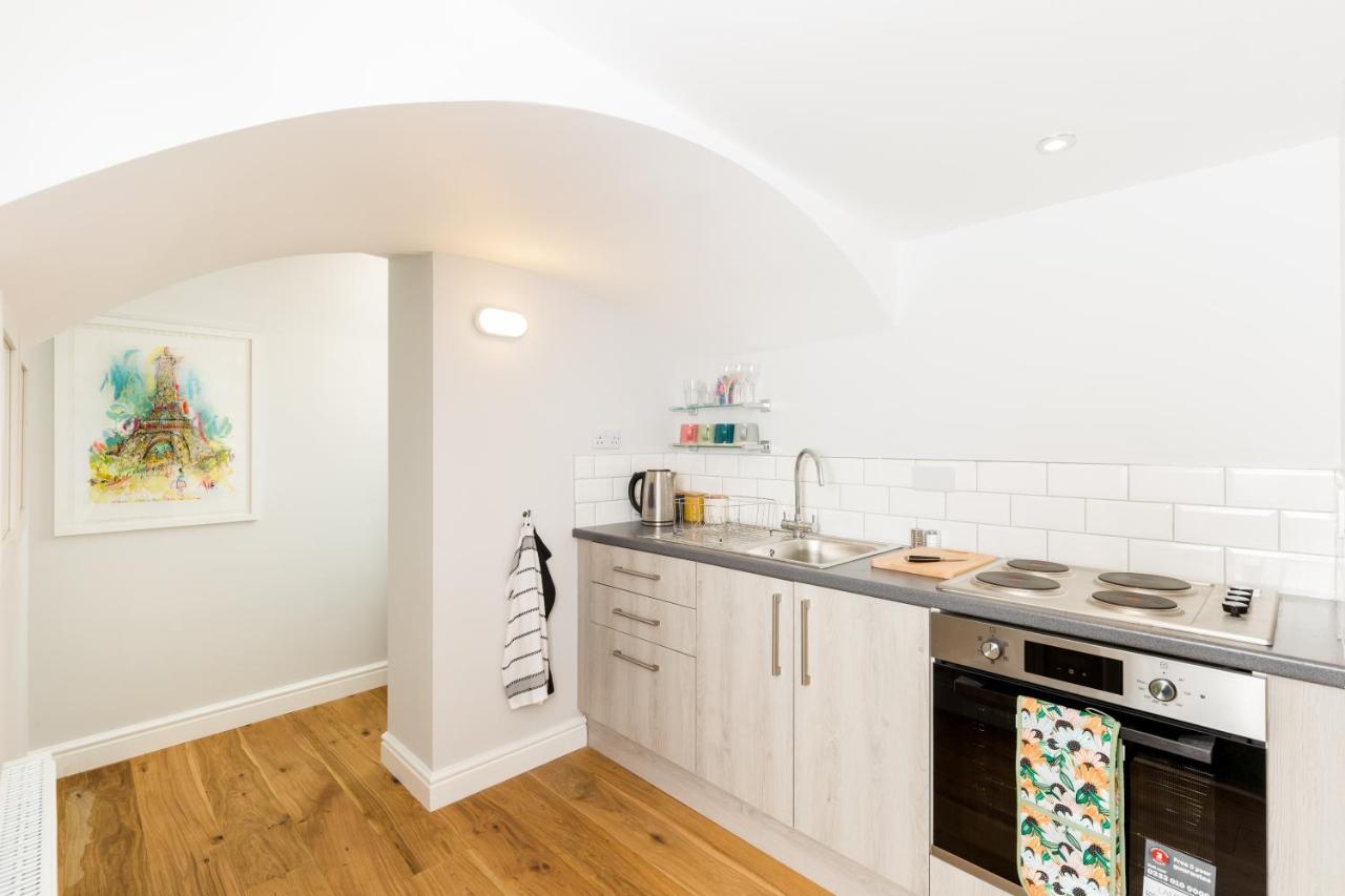 Boutique Basement 1 Bed Flat, Location, Free Parking, Wi-fi, Sky, Netflix Apartment *